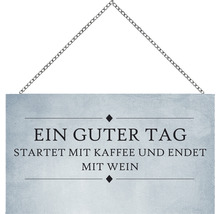 Dekoschild mit der Aufschrift: Ein guter Tag startet mit Kaffee und endet mit Wein.