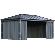 Pavillon mit Vorhängen