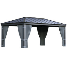 Gartenpavillon mit Vorhängen