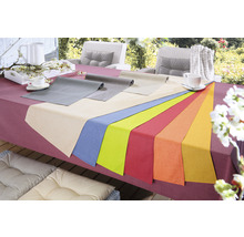 Szene mit Esstisch im Freien, gedeckt mit Tischdecke und Tischläufern in verschiedenen Farben
