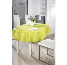 Gedeckter Esstisch mit hellgrüner Tischdecke in einem hellen Raum.