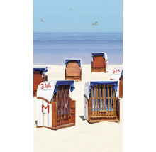 Strandszene mit mehreren Strandkörben am Meer