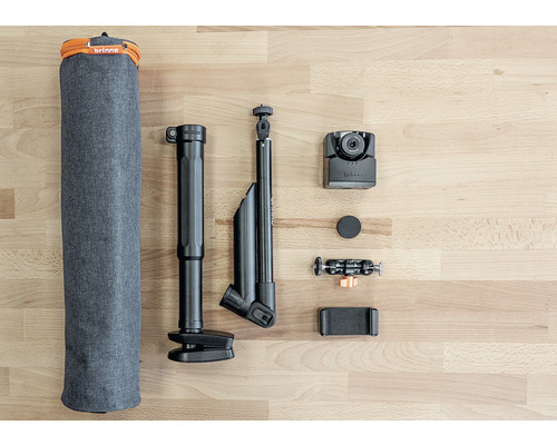 Brinno Kamera Zeitraffer Set mit Stativ und Zubehör auf einem Holztisch
