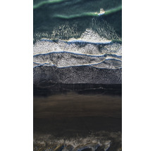 Draufsicht auf einen Strand mit schwarzen Sand und Wellen