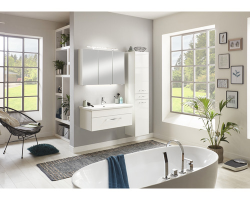 Badezimmer mit Badewanne, Waschtisch, Spiegelschrank und Hochschrank