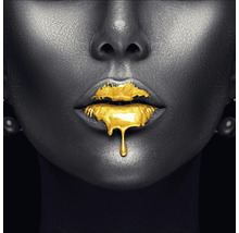 Nahaufnahme eines Gesichts mit goldfarbener Farbe auf den Lippen.