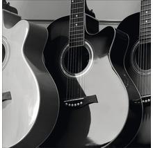 Drei akustische Gitarren im Gitarren-Shop
