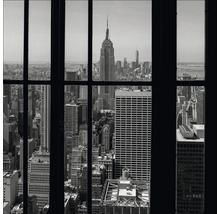 Blick durch ein Fenster auf die New Yorker Skyline mit dem Empire State Building
