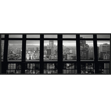 Schwarzweiß-Fotografie mit Blick durch ein Fenster auf eine Stadt