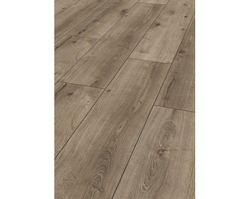 Nahaufnahme von verlegtem Laminatboden in Holzoptik.