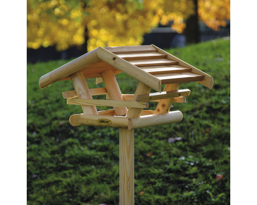 Vogelhaus aus Holz auf einem Pfosten für den Garten