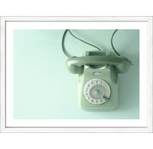 Gerahmtes Bild eines Drehscheibentelefons an der Wand