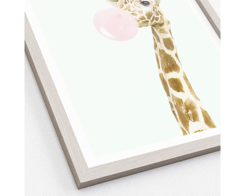 Gerahmtes Giraffenbild mit Kaugummi
