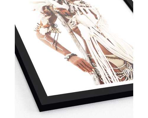 Gerahmtes Bild einer Frau mit Federn und Stammes-Make-up im Bohème-Stil