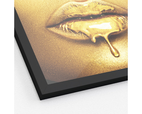 Gerahmtes Bild mit Lippen und herabfließender Flüssigkeit