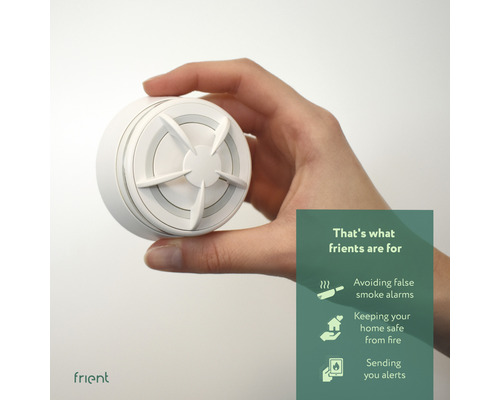 Hand hält weißen Rauchmelder der Marke Frient