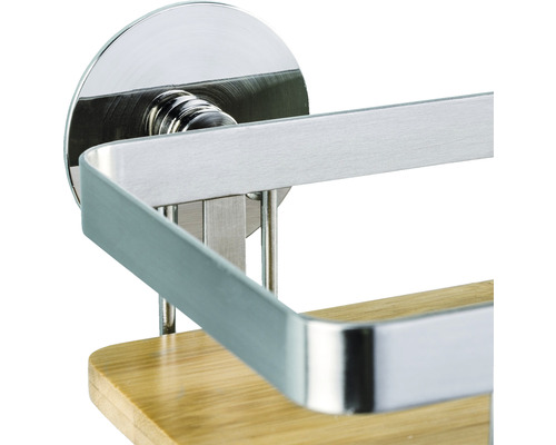 Detailansicht eines Badezimmerregals aus Edelstahl und Bambus