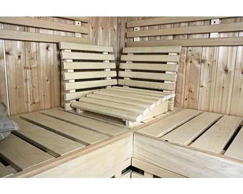 Innenausstattung einer Sauna mit Holzbänken und Rückenlehnen