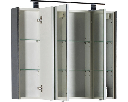 Geöffneter Spiegelschrank mit Glasböden und Beleuchtung