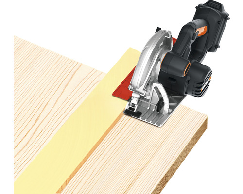 Akkukreissäge beim Sägen eines Holzbretts