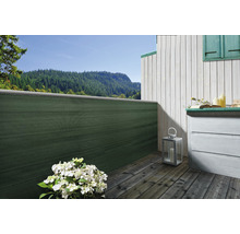 Szene einer Terrasse mit Sichtschutz, Holzboden und Kommode