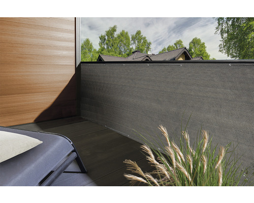 Balkon mit Sichtschutzwand, Terrassendielen und Liegestuhl