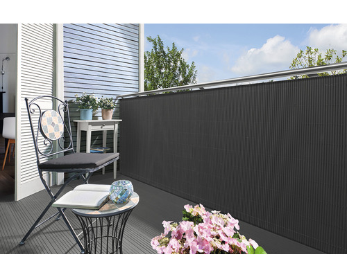 Balkonszene mit Sichtschutz, Stuhl und Tisch auf dem Balkon