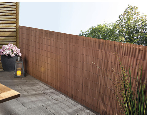 Terrasse mit Sichtschutzzaun aus Bambus, Topfpflanze und Laterne