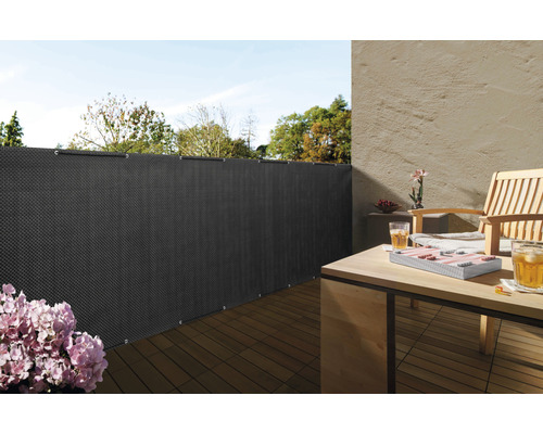 Balkonszene mit Sichtschutz, Tisch und Stuhl