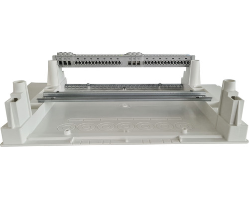 Leerer Verteilerkasten mit Tragschiene und Klemmenleiste