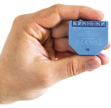 Shelly 1L Smart Relais in einer Hand