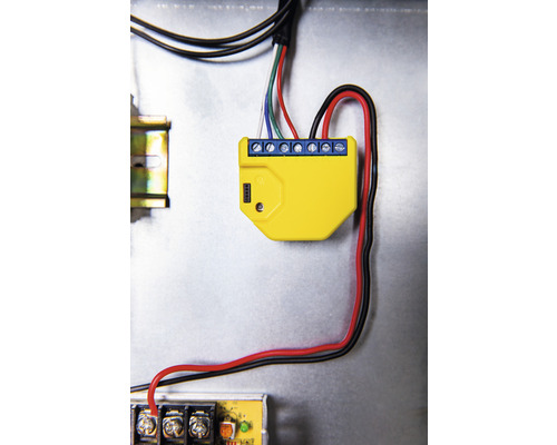 Gelbes elektronisches Bauteil mit blauen Schraubklemmen und Kabeln