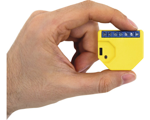 Gelber Smart Home Schalter in einer Hand