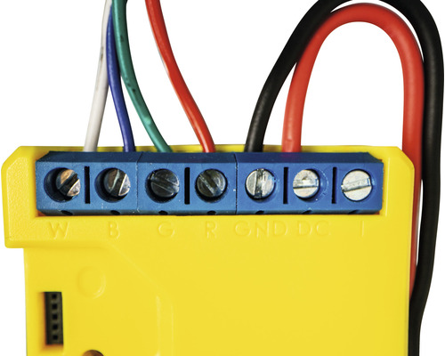 Detailaufnahme einer gelben elektronischen Steuerung mit farbigen Kabelanschlüssen.