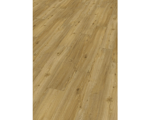 Verlegtes Laminat mit Holzstruktur.