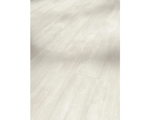 Heller Laminatboden mit Holzstruktur