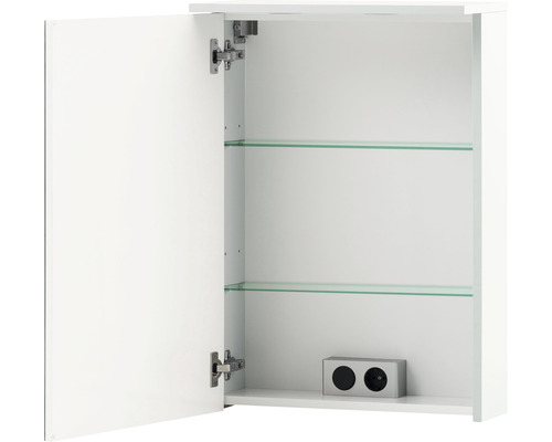 Geöffneter weißer Spiegelschrank mit Glasablagen und Steckdose