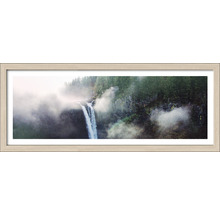 Gerahmtes Bild mit einem Wasserfall in den Bergen