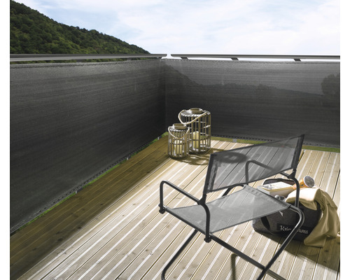 Balkon mit Sichtschutz, Stuhl, Windlichtern und Holzboden