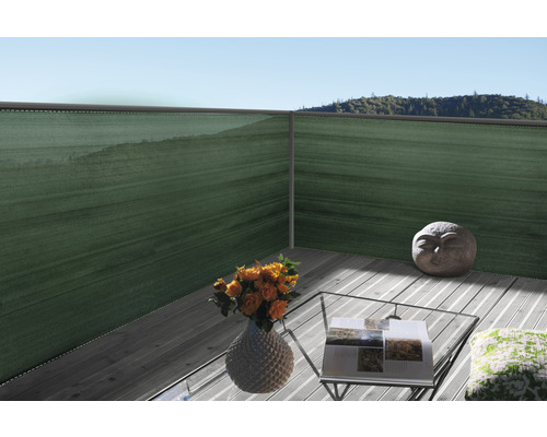 Balkon mit Sichtschutz, Tisch, Blumen und Dekoration