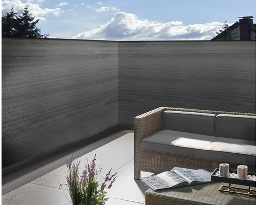 Terrasse mit Sichtschutzwand, Sitzgruppe und Tisch für den Außenbereich