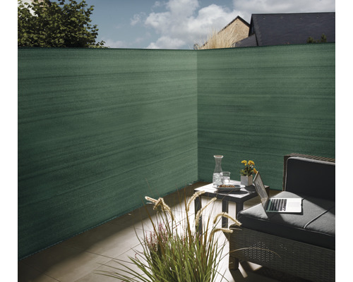 Sichtschutzzaun auf einer Terrasse mit Gartenmöbeln und Dekoration