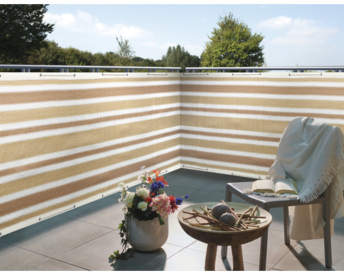 Szene eines Balkons mit Sichtschutzwand, Stuhl und Dekoration