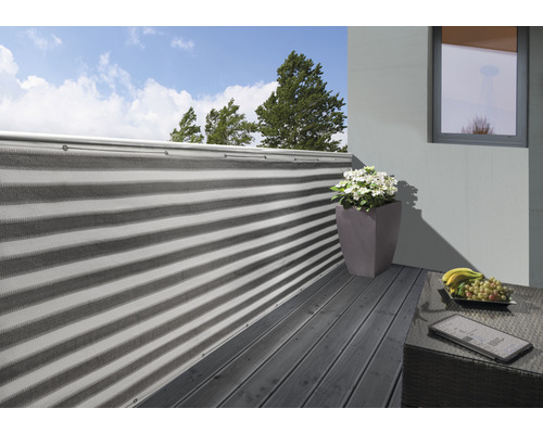 Balkon mit Sichtschutz, Pflanzkübel und Dekoration