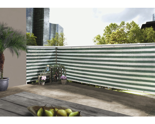 Szene eines Balkons mit Sichtschutz, dekoriert mit Blumen und einer Palme im Topf