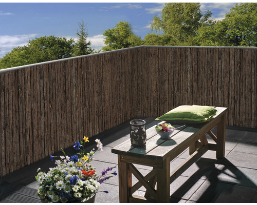 Sichtschutzmatte aus Holz auf einem Balkon mit Sitzbank und Pflanze