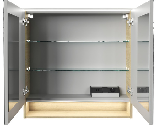 Offener Spiegelschrank mit Glasablagen und Steckdosenleiste