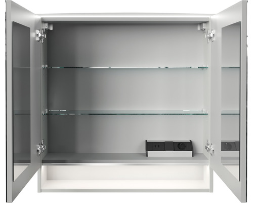 Geöffneter Spiegelschrank mit Glasablagen und Steckdose