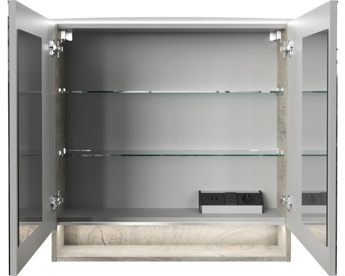 Geöffneter Spiegelschrank mit Glasböden und Steckdose