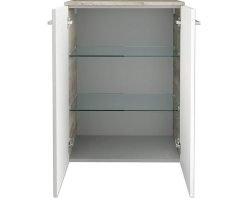 Geöffneter Badezimmerschrank mit zwei Glasablagen